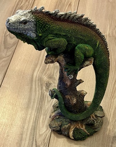 Green iguana lizard statue - green,